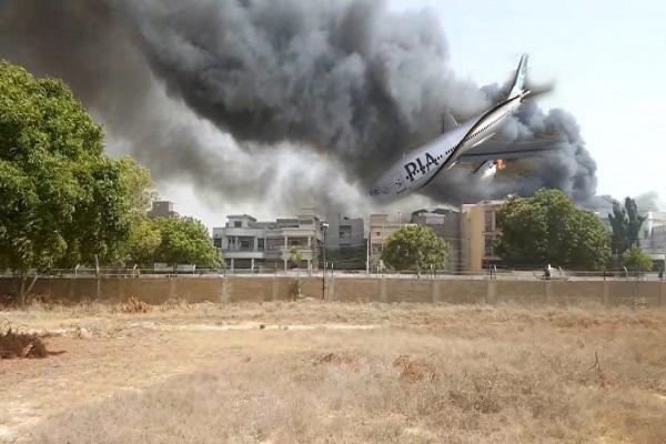করাচিতে বিমান বিধ্বস্ত, মৃত্যু বেড়ে ৯৭