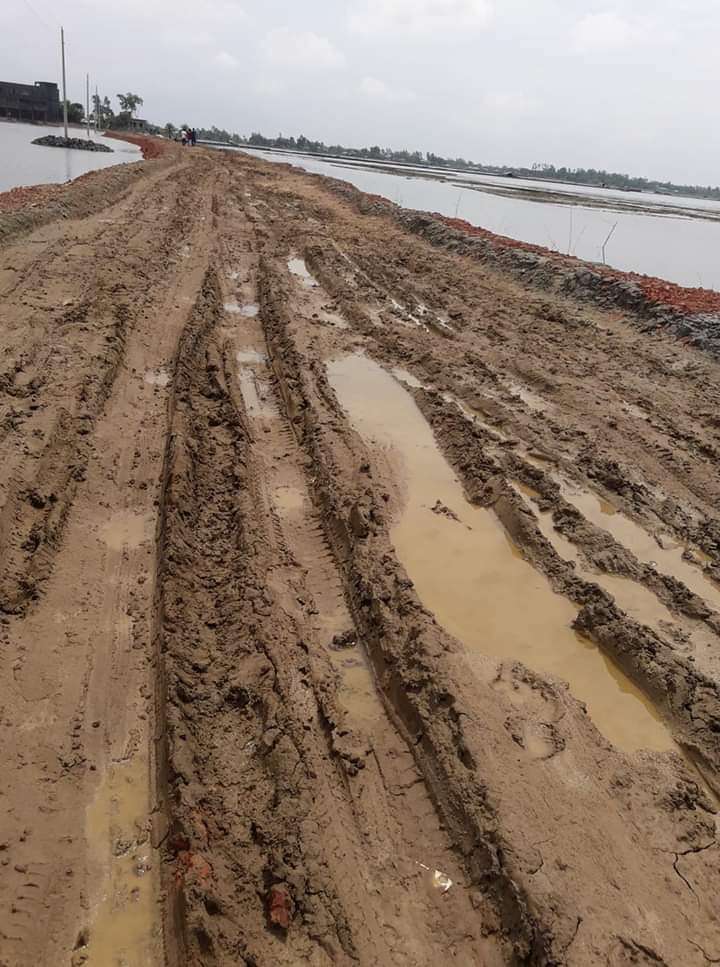 সড়ক তো নয়, যেন কাদার স্তুপ! দুর্ভোগে হাজার হাজার মানুষ।