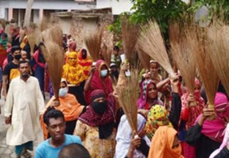 খুলনায় ইউপি চেয়ারম্যানের বিরুদ্ধে ঝাড়ু-মিছিল