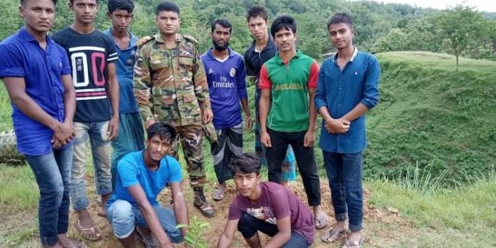 সেনা ক্যাম্পে সামাজ সেবামূলক সংগঠন “আলোড়ন” এর বৃক্ষরোপণ কর্মসুচি