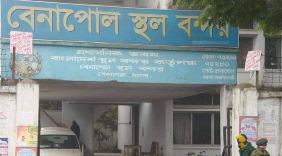 বেনাপোল বন্দর: রপ্তানি গ্রহণ না করার প্রতিবাদে আমদানি বন্ধ