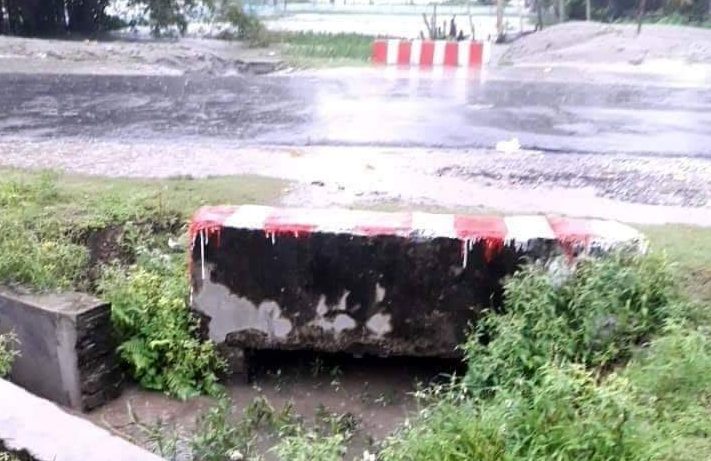 কালভার্টের মুখে মাটি ভরাট, পানিবন্দি অর্ধশতাধিক পরিবার