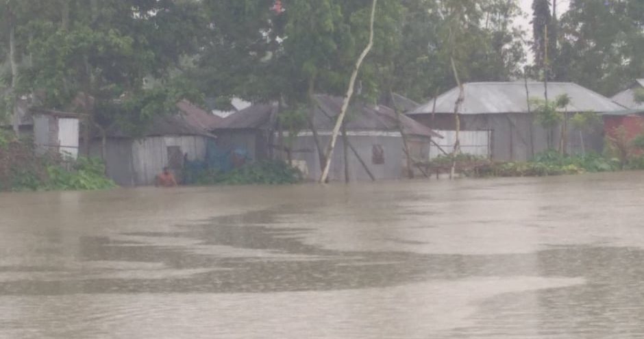 কুড়িগ্রামে বন্যা পরিস্থিতির আরো অবনতি, মিনিটের ব্যবধানে বিলীন হচ্ছে শত শত বাড়ী