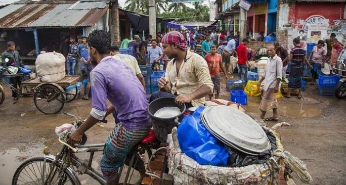 বিধি নিষেধের তোয়াক্কা করছে না খুলনায়  
