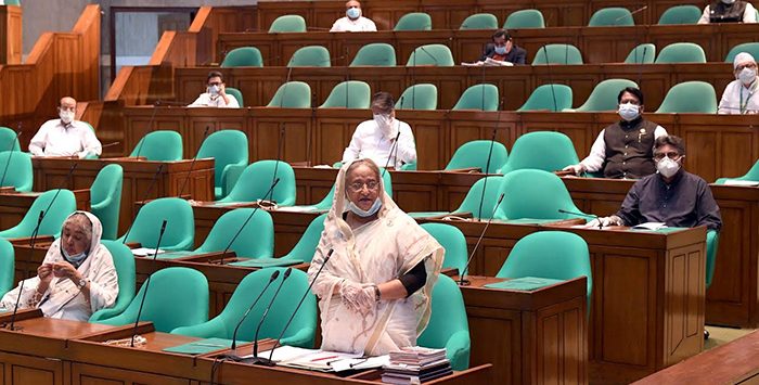 আমাদের মানুষগুলোকে তো আমরা করোনার ভয়ে না খাইয়ে মারতে পারি না : প্রধানমন্ত্রী