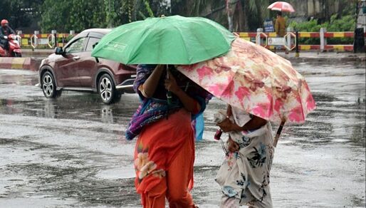 করোনার প্রকোপের মাঝে বন্দর নগরীর নতুন দুর্ভোগ অবিরাম বৃষ্টি
