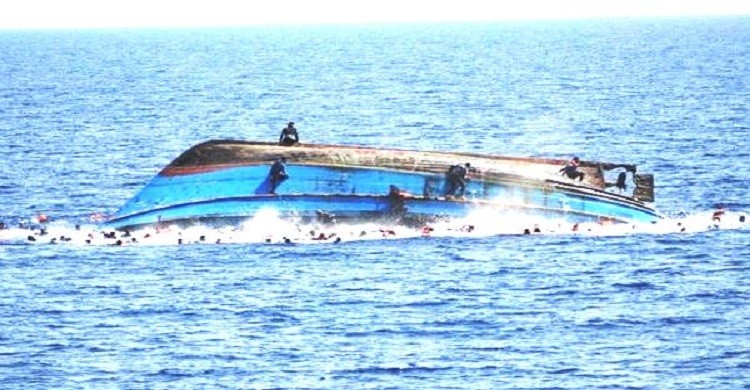 চাঁদপুরে মেঘনার মোহনায় পণ্যবোঝাই ট্রলারডুবি