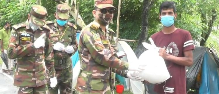 কুড়িগ্রামে ৩শ বানভাসি মানুষের মাঝে সেনাবাহিনীর ত্রান বিতরন