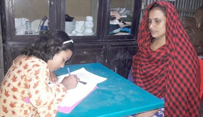 করোনায় ঘর বন্দী শিক্ষার্থী; শিক্ষকের প্রশ্নে ঘরেই পরীক্ষা নিচ্ছেন মায়েরা