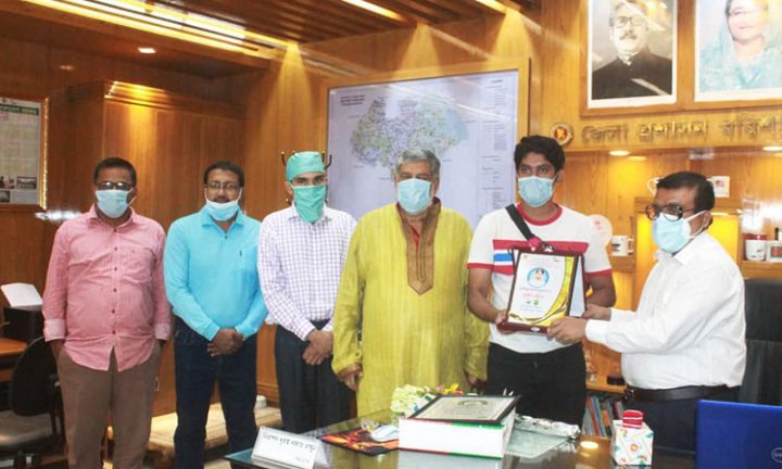 গিনেস বুকে রেকর্ড গড়ায় জুবায়েরকে জেলা প্রশাসনের সংবর্ধনা