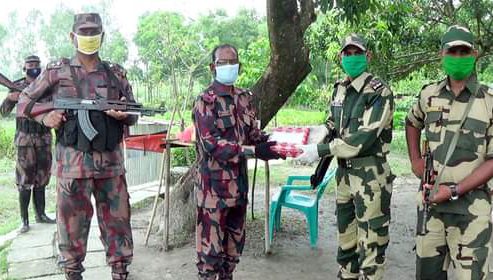 ইদ উপলক্ষে বিএসএফকে মিষ্টি উপহার দিলো বিজিবি