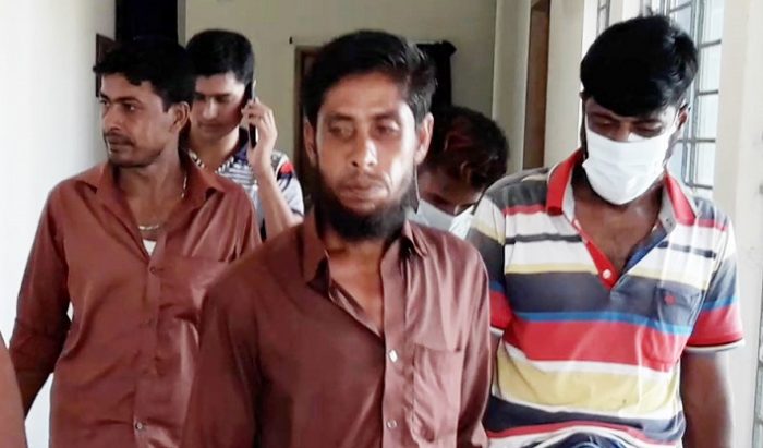 মোংলা বন্দরে বিদেশী জাহাজ থেকে জ্বালানী তেল পাচারের সময় আটক তিন চোরাকারবারীকে জেল হাজতে প্রেরণ