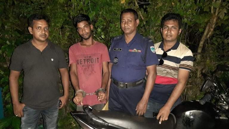 মোংলায় পুলিশের হাতে মোটরসাইকেল চোর আটক