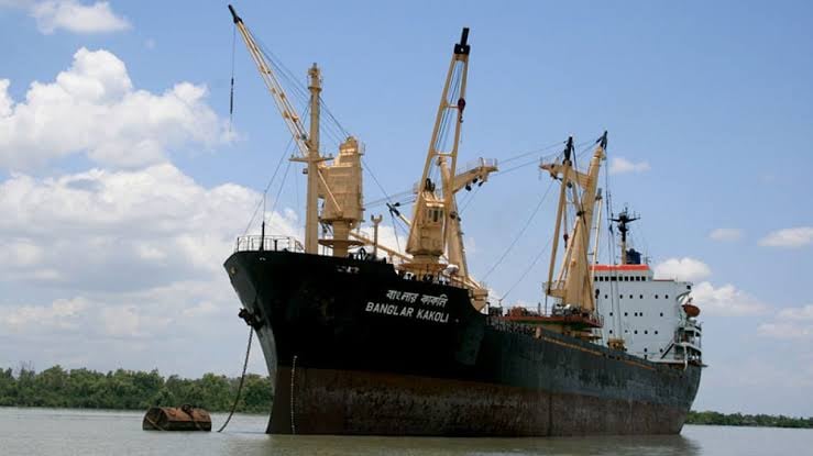 মোংলায় বিদেশী জাহাজ কেন্দ্রিক গড়ে ওঠা চোরাকারবারী চক্র বেপরোয়া: নেপথ্যে প্রভাবশালী মহল, সরকার হারাচ্ছে রাজস্ব