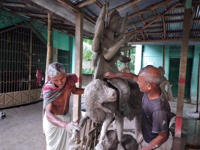 মালির হাত ও  কামকাঠির নিপুণ ছোয়ায় ফুটে উঠছে প্রতিমার রূপ!