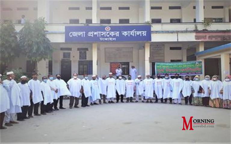 টাঙ্গাইলে কাফনের কাপড় পরে জেলা প্রশাসকের কার্যালয়ে সামনে কর্মচারীদের কর্মবিরতি পালন অব্যাহত