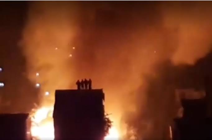 অগ্নিদগ্ধ ৭ তলা বস্তিবাসীদের পাশে দাঁড়ান