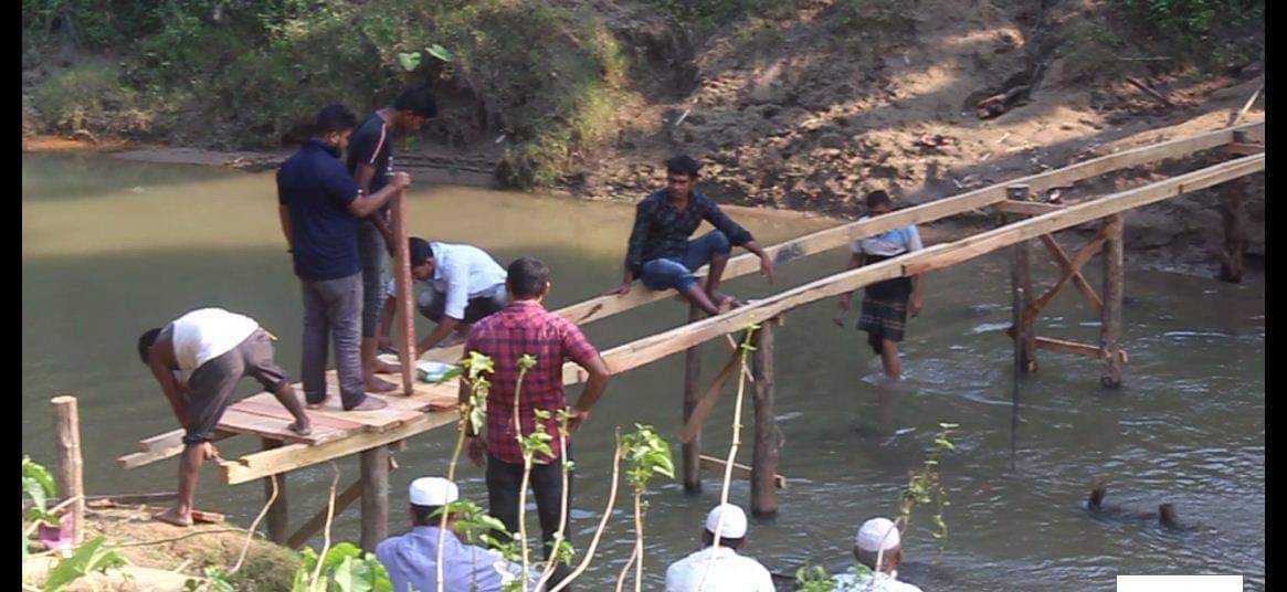 মাটিরাঙ্গায় নিজের টাকায় সেতু নির্মাণ করে দিল সুমন
