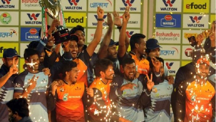 নাটকীয় ফাইনালে শিরোপা ঘরে তুললো খুলনা