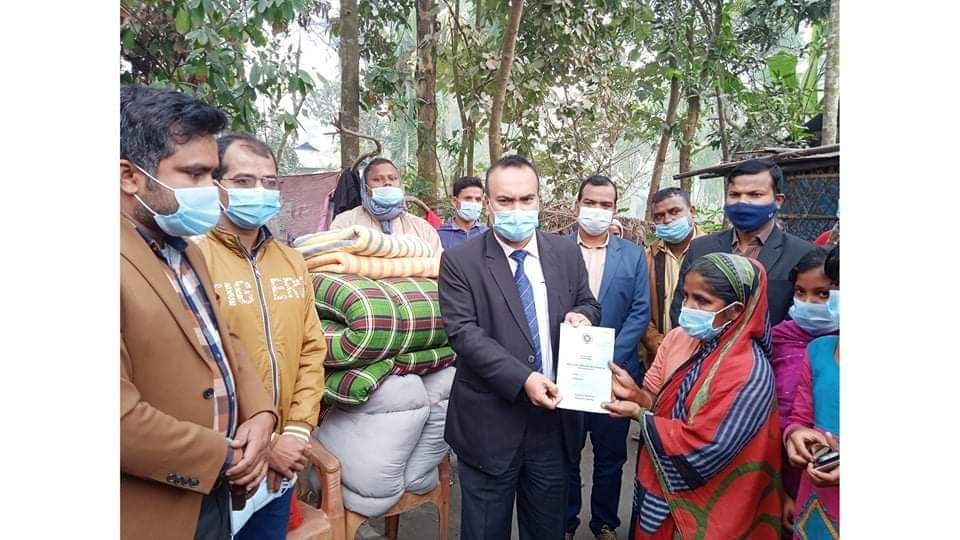 ফাতেমার জরাজীর্ণ ভাঙ্গা বাড়ীতে ডিসি, সরকারী ঘর দেয়ার আশ্বাস