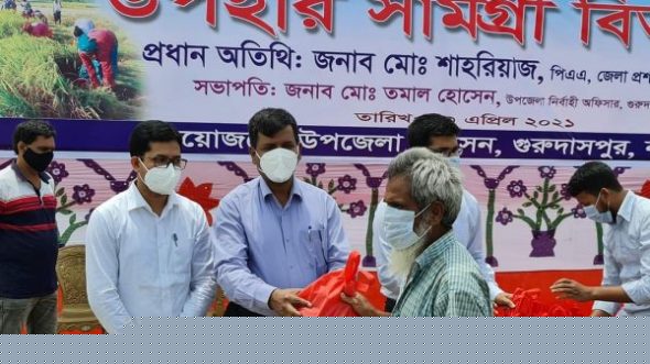 ধান কাটতে আসা এক হাজার শ্রমিককে খাবার দিলেন নাটোরের ডিসি