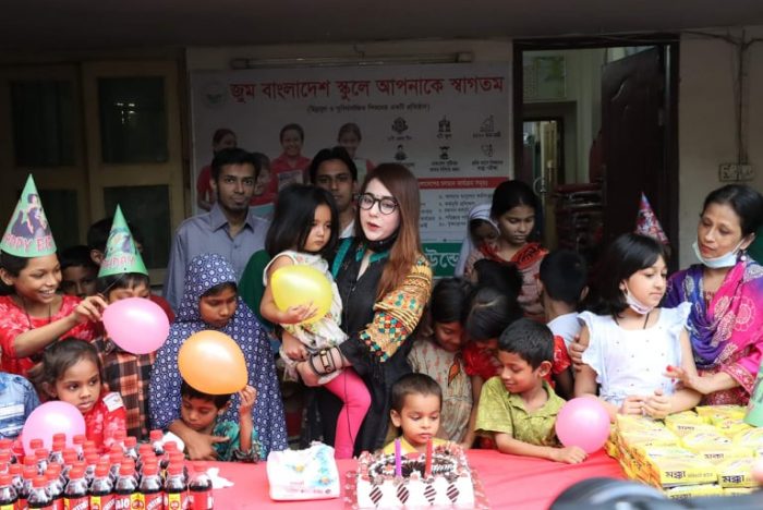 জুম বাংলাদেশ স্কুলের শিশুদের নিয়ে নারী উদ্যোক্তা সাবুর জন্মদিন পালন