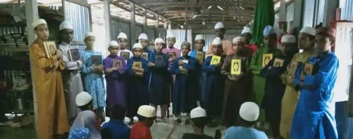 স্বপ্নবাজ কমিউনিকেশনের সহযোগিতায় মাদ্রাসার ছাত্রদের মাঝে আল-কুরআন বিতরণ