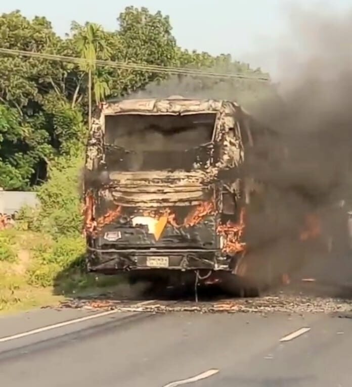 যশোরে পরিবহনের সাথে মোটরসাইকেলের মুখোমুখি সংঘর্ষ, বিজিবি সদস্য নিহত, পরিবহনে আগুন