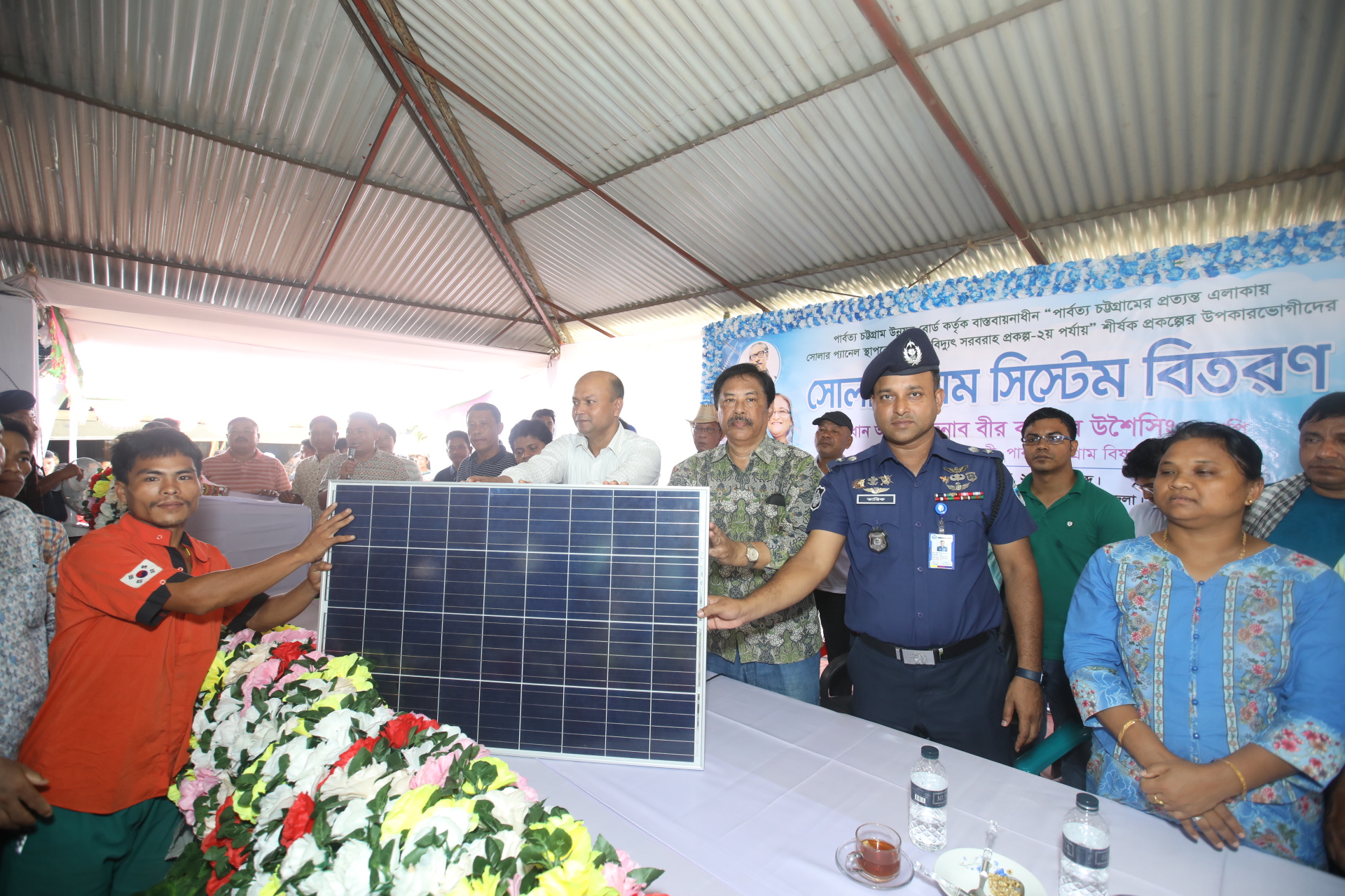 সোলার প্যানেলের আলোয় আলোকিত দুর্গম পার্বত্যঞ্চল