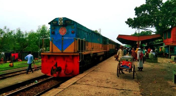 রংপুরে অভিমানে চলন্ত ট্রেনের সামনে ঝাঁপ দিল কলেজছাত্র