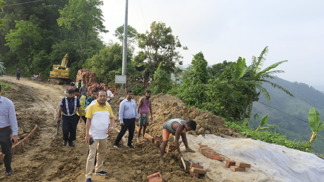 বান্দরবানে বন্যায় ক্ষতিগ্রস্থ সড়ক ও অবকাঠামো দ্রুত সময়ে সংস্কার করা হবে: পার্বত্য সচিব