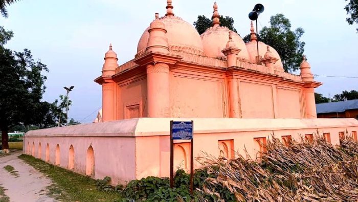 নান্দনিক নির্মাণশৈলী আর স্থাপত্যে অনন্য মিঠাপুকুর বড় মসজিদ