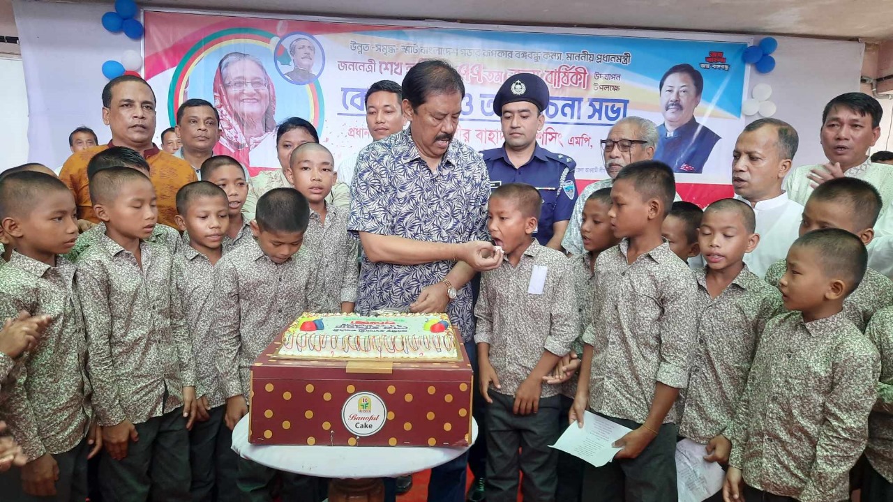 বান্দরবানে বর্ণাঢ্য আয়োজনের মধ্য দিয়ে প্রধানমন্ত্রী শেখ হাসিনার ৭৭তম জন্মদিন উৎসব পালিত