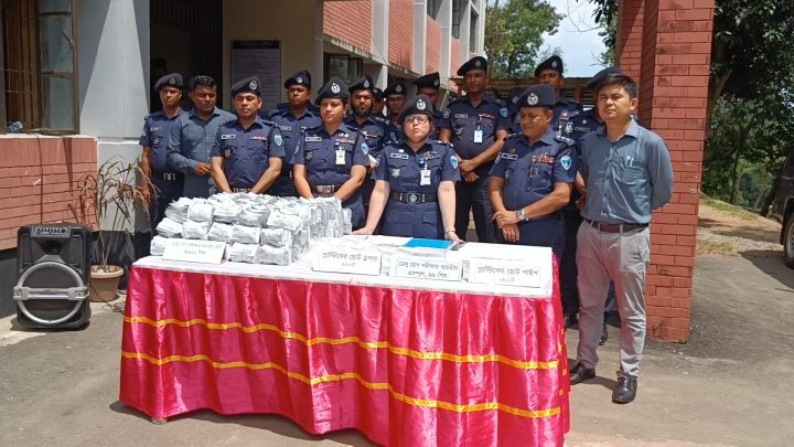 মাটিরাঙ্গায় দশ লাখ টাকার ভারতীয় ডেঙ্গু পরীক্ষার কীট উদ্ধার ; আটক-৬