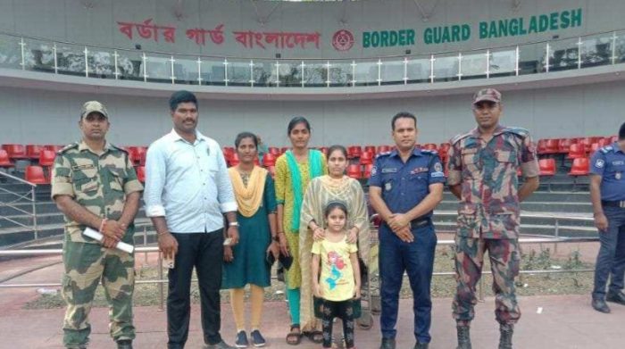 ভারতে পাচার হওয়া দুই নারী-শিশুকে বেনাপোল চেকপোস্ট দিয়ে হস্তান্তর