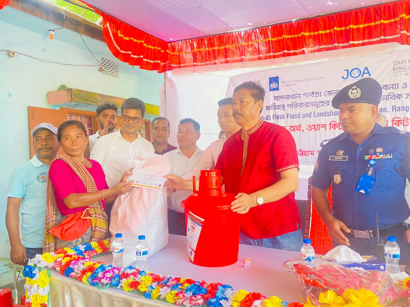 বান্দরবানের বন্যা দুর্গত মানুষ স্বাভাবিক জীবনে না ফিরা পর্যন্ত ত্রাণ বিতরণ আব্যাহত থাকবে- পার্বত্য মন্ত্রী