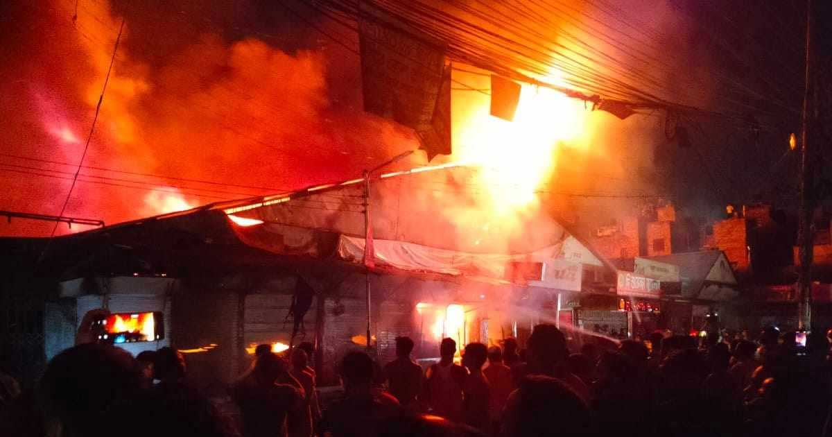 মোহাম্মদপুর কৃষি মার্কেটে ভয়াবহ আগুন