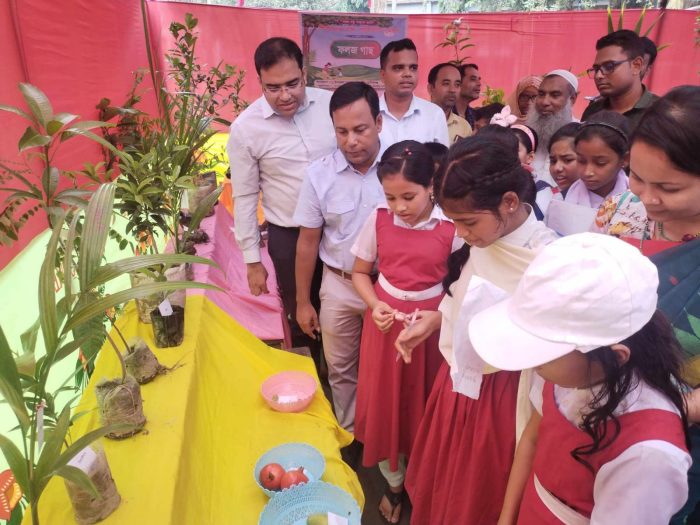 সিংগাইরে বৃক্ষ পরিচিতি মেলায় ক্ষুদে শিক্ষার্থীদের ঢল