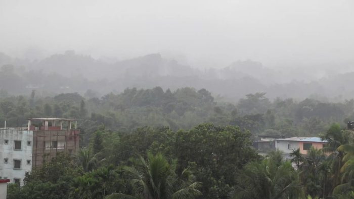 ঘূর্ণিঝড় মিধিলি’র প্রভাবে মেঘে ঢেকে আছে পাহাড়ের আকাশ