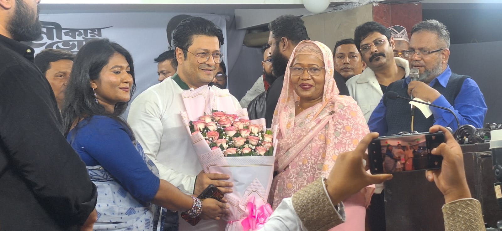 নির্বাচনের মাঠ কাঁপাচ্ছেন নতুন এক ফেরদৌস