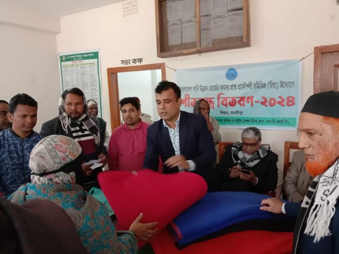 শিবচরে তিন শতাধিক শীতার্ত মানুষের মাঝে কম্বল বিতরণ