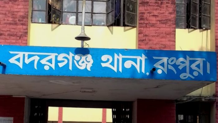 রংপুরে সড়কে গাছ ফেলে ডাকাতির শিকার পুলিশের এসআই সহ দুইজন