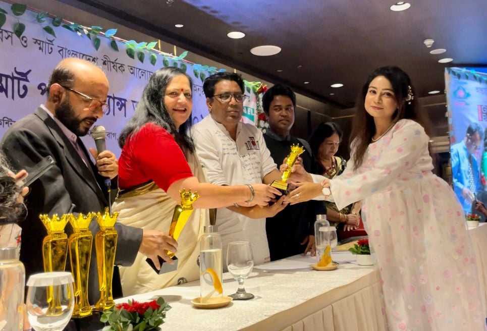 ট্রাব স্মার্ট পারফরম্যান্স অ্যাওয়ার্ড-২০২৪ এ ভূষিত সঙ্গীত শিল্পী পুষ্পিতা