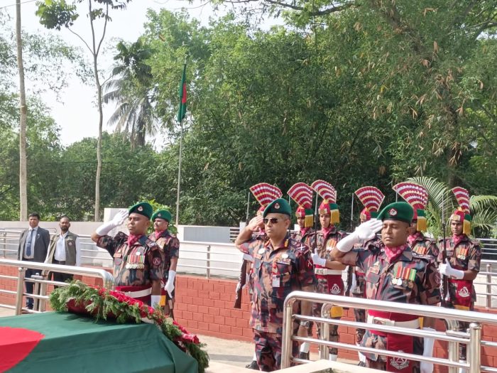 বীরশ্রেষ্ঠ নূর মোহাম্মদ শেখের সমাধিতে বিজিবি মহাপরিচালকের শ্রদ্ধা নিবেদন