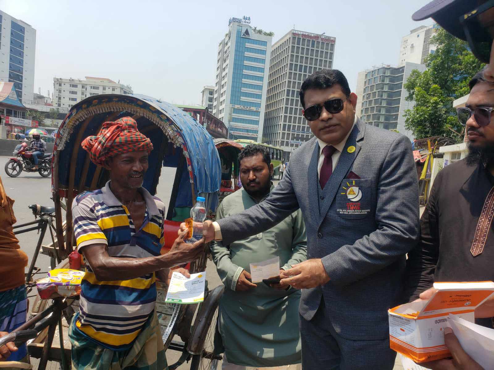 তীব্র গরমে পানি ও স্যালাইন দিয়ে রিকশাচালকদের প্রাণ জুড়াচ্ছেন ওয়েলবিং ফাউন্ডেশন