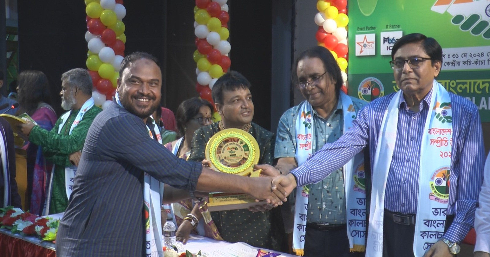 সাংবাদিকতায় আন্তর্জাতিক সম্মাননা পেলেন এশিয়ান টিভির বাতেন বিপ্লব