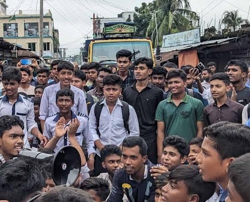 চিতলমারীতে বৈষম্য বিরোধী ছাত্রদের বিক্ষোভ মিছিল ও অবস্থান কর্মসূচি