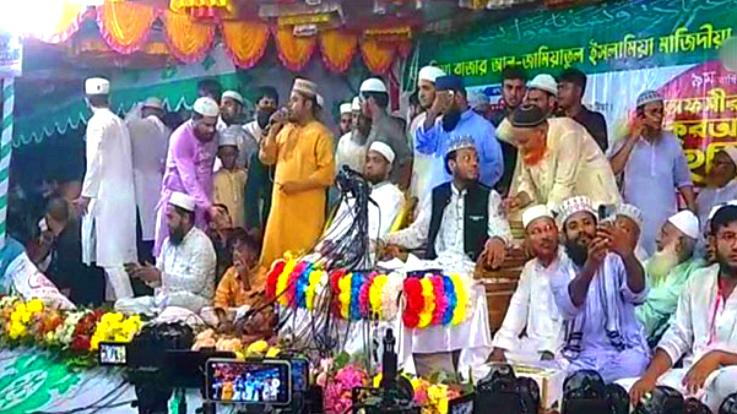 নবাবগঞ্জে মুফতি আমির হামজার কুরআন মাহফিলে ১০ সনাতনী হিন্দু সদস্যের ইসলাম ধর্ম গ্রহণ!