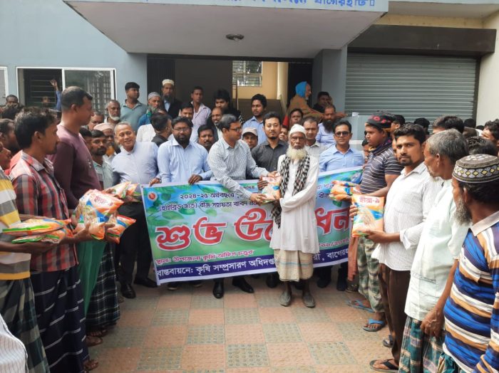  চিতলমারীতে কৃষকদের মাঝে বোরো ধান বিতরণ