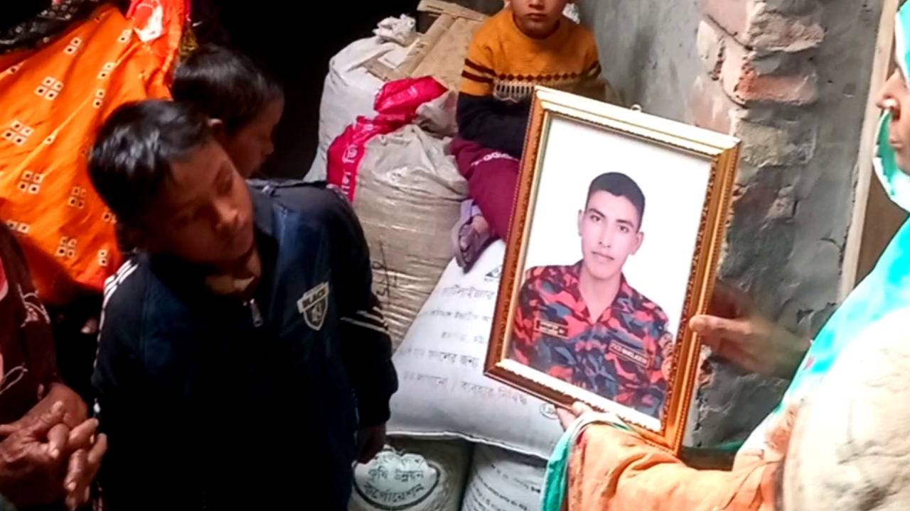 সচিবালয়ে আগুন নেভাতে গিয়ে নিহত রংপুরের ফায়ার ফাইটার নয়ন।